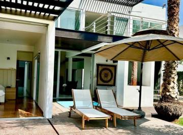 Casa · 330m² · 3 Recámaras · 5 Estacionamientos · Casa en Venta en Villas del Mesón