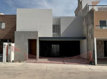 Casa · 204m² · 4 Recámaras · 2 Estacionamientos · Casa en Privada Forja Real con Diseño Moderno