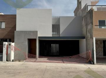 Casa · 144m² · 4 Recámaras · 2 Estacionamientos · Casa en Privada Forja Real con Diseño Moderno