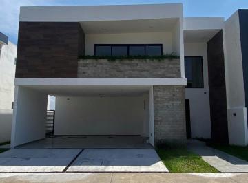 Casa · 234m² · 3 Recámaras · 2 Estacionamientos · Casa en Venta con Jardín en Punto Tiburón