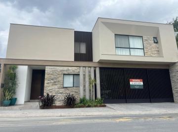 Casa · 300m² · 2 Recámaras · 3 Estacionamientos · Casa en Venta en Altares Residencial