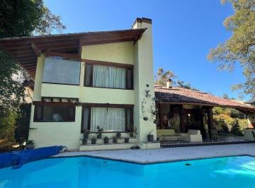 Casa · 575m² · 4 Recámaras · 6 Estacionamientos · Casa en Venta en Avandaro a Dos Aguas Estilo Vallesano