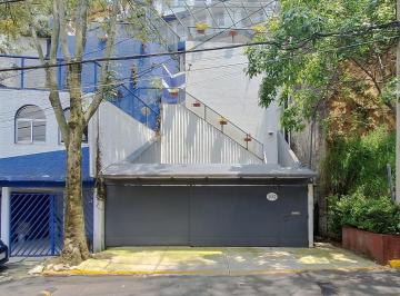 Casa · 240m² · 3 Recámaras · 2 Estacionamientos · Casa con Terraza y Entorno Arbolado
