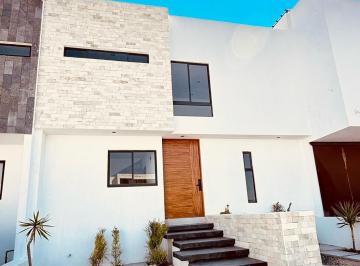 Casa · 232m² · 4 Recámaras · 2 Estacionamientos · Casa en Venta Recámara Planta Baja y Roof Garden, Juriquilla