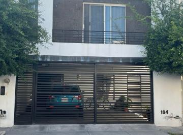 Casa · 3 Recámaras · 2 Estacionamientos · Casa - Calzadas Anahuac