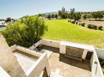 Casa · 360m² · 5 Recámaras · 2 Estacionamientos · Casa con 5 Recámaras y 334 m² de Terreno en Venta, Zirándaro