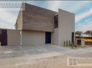 Casa · 260m² · 4 Recámaras · 3 Estacionamientos · Casa en Venta en Lomas del Campanario Norte, Santa Oliva
