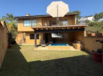 Casa · 230m² · 3 Recámaras · 2 Estacionamientos · Casa en en Venta en Valle de Bravo