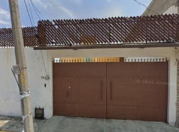 Casa en Venta de 4 habitaciones Lázaro Cárdenas · Casa en Jiutepec Morelos, con Alberca, Jardín 4 Recamaras, Cerca de Vias Rapidas y Centro Comercial.