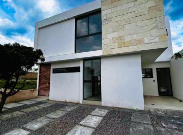 Casa · 243m² · 4 Recámaras · 2 Estacionamientos · Casa con 4ta Recámara Planta Baja y Gran Jardín en Juriquilla