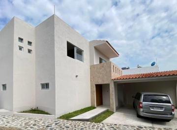 Casa · 220m² · 4 Recámaras · 2 Estacionamientos · Casa en Venta en Fraccionamiento Burgos Bugambilias Conjunto Los Pueblitos.