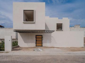 Casa de 4 habitaciones, Querétaro · Casa en Venta con Excelente Ubicación en Santa Elena, Querétaro