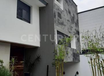 Casa · 530m² · 4 Recámaras · 3 Estacionamientos · Residencia Inteligente y Remodelada en Jardines en La Montaña