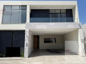 Casa · 350m² · 3 Recámaras · 2 Estacionamientos · Casa en Venta en Amorada
