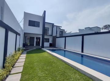 Casa · 280m² · 6 Recámaras · 3 Estacionamientos · Casa con Alberca y Jardín en Fraccionamiento con Seguridad