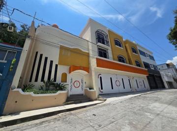Casa de 6 habitaciones, Morelia · Casa con 400 m² Terreno, 6 Recámaras en Venta en Bosque Camelinas, Morelia Mich