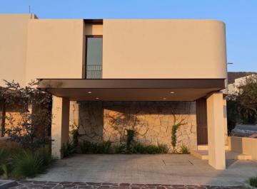 Casa de 3 habitaciones, Querétaro · Diseño Único en Esquina, Casa de Autor en Altozano, Querétaro