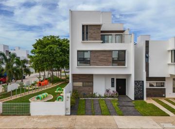 Casa · 170m² · 3 Recámaras · 2 Estacionamientos · Se Vende Casa Amueblada de 3 Rec en El Encuentro, Playa del Carmen