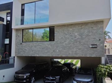 Casa en condominio de 5 habitaciones, Zapopan · Casa de 3 Niveles Valle Real 5 Recámaras con Alberca $27,900,000