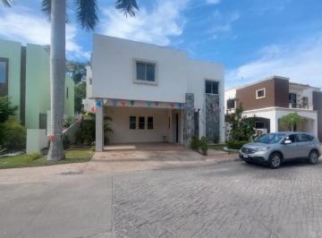 Casa · 250m² · 3 Recámaras · 2 Estacionamientos · Casa en Loma Bonita