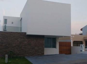 Casa · 245m² · 4 Recámaras · 3 Estacionamientos · Casa en Venta en Bugambilias