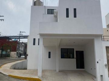 0d750e58f2297f89733b86088dff10792d0ba4a877ac83241703db56aa152f28 · Casa de 4 Recámaras, Fracc. El Encinal, Porton de Acceso, Vigilancia Nocturna