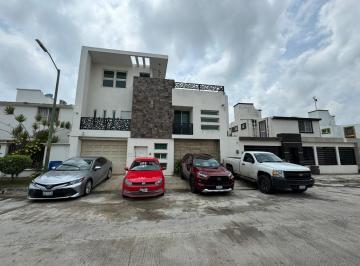 Casa · 411m² · 5 Recámaras · 2 Estacionamientos · Amplia Casa en Venta Ubicada en Fraccionamiento 18 de Marzo, Ciudad Madero, Tamps