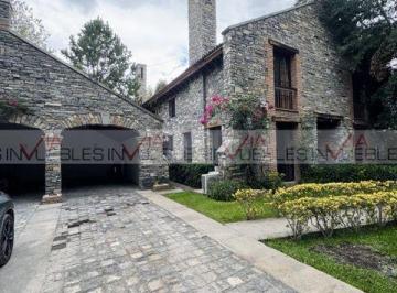 Casa · 580m² · 4 Recámaras · 6 Estacionamientos · Casa en Venta en Rincón del Montero