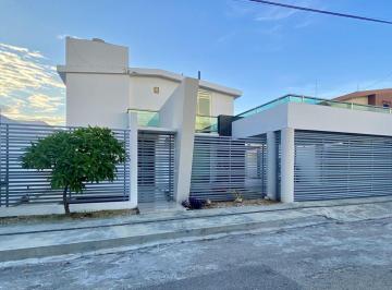 Casa de 3 habitaciones, Mérida · Casa Semi - Amueblada, de 3 Recámaras, con Piscina, Estudio y Cuarto de Servicio.
