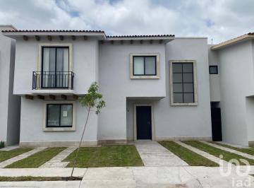 Casa · 218m² · 4 Recámaras · 3 Estacionamientos · Residencial en Celaya, Casa en Quintas de Campo Real |4r | 3b | 216 m² Terreno