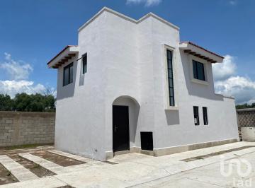 Casa · 131m² · 3 Recámaras · 2 Estacionamientos · Casa en Venta en Quintas de Campo Real con Alberca y Fcc Privado Aun Costado Praderas de La Hacienda