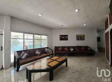 Casa · 210m² · 5 Recámaras · 7 Estacionamientos · Casa en Venta Amueblada en Fraccionamiento Las Brisas de Cuernavaca