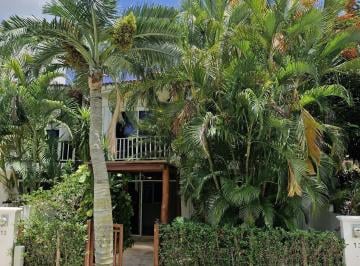 Casa en condominio · 268m² · 3 Recámaras · 2 Estacionamientos · Casa en Venta en Cancún, Condominio Capulines, 3 Recámaras, Alberca. Supermanzana 17