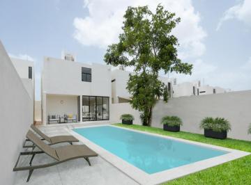 Casa · 247m² · 2 Estacionamientos · Casa en Privada Al Norte de Mérida