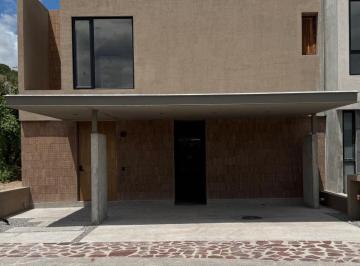 Casa de 4 habitaciones, Querétaro · Casa en Venta Ubicada en El Fraccionamiento Altozano