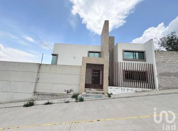 Casa · 246m² · 3 Recámaras · 4 Estacionamientos · Se Vende Casa con Amplio Jardín en Santa Gertrudis, Santiago Tlapacoya, Hidalgo