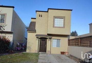 Casa · 60m² · 3 Recámaras · 2 Estacionamientos · Casa en Renta en La Rioja Residencial, Cerrada Galicia
