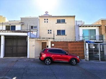 Casa · 270m² · 4 Recámaras · 2 Estacionamientos · Milenio 3era Sección Casa de 4 Recamaras en Venta Rah2319