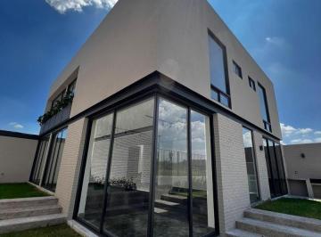 Casa · 287m² · 5 Recámaras · 4 Estacionamientos · Casa en Venta en Lomas del Campanario Queretaro
