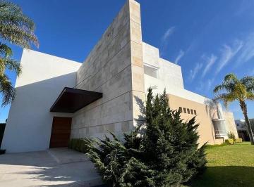 Casa · 1500m² · 3 Recámaras · 5 Estacionamientos · Casa en Venta en El Campanario, Querétaro