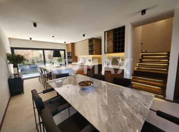 Casa · 329m² · 3 Recámaras · 2 Estacionamientos · Casa en Venta en Cañadas del Lago, Corregidora, Querétaro! Vive La Exclusividad de Una Propiedad!