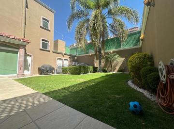 Casa · 590m² · 5 Recámaras · 4 Estacionamientos · Casa en Venta Loma Dorada Querétaro