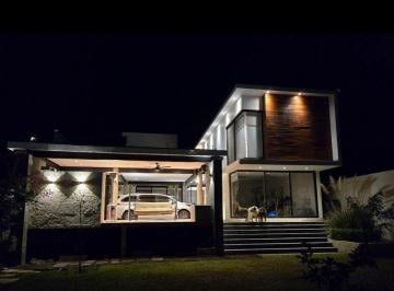 Casa · 776m² · 4 Recámaras · 6 Estacionamientos · Casa en Venta en Vista Real & Country Club, Queretaro