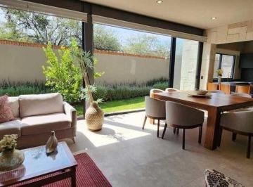 Casa · 302m² · 4 Recámaras · 2 Estacionamientos · Casa en Venta en Altozano Queretaro