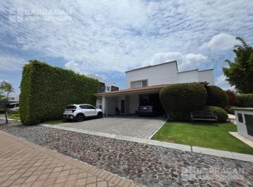 Casa · 668m² · 4 Recámaras · 3 Estacionamientos · Exclusiva Residencia en Venta en El Campanario