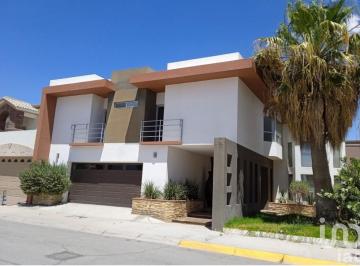 Casa · 396m² · 4 Recámaras · 3 Estacionamientos · Casa en Renta, Fracc Puesta del Sol