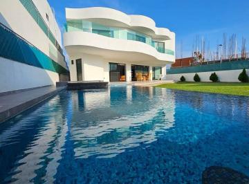 Casa · 570m² · 5 Recámaras · 4 Estacionamientos · Casa - Fraccionamiento Lomas de Cocoyoc