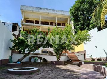 Casa · 303m² · 4 Recámaras · 2 Estacionamientos · Amplia Casa de 4 Recámaras con Estudio en Santa Cruz Acapulco | $3.8 Mdp Cerca de Escuelas y Comerci