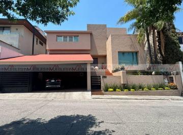 Casa · 570m² · 4 Recámaras · 3 Estacionamientos · Casa en Venta en Bosquencinos