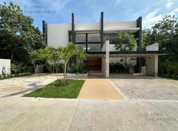 Casa · 305m² · 4 Recámaras · 4 Estacionamientos · Casa en Venta en Cancún Country Club con Alberca y 4 Recámaras